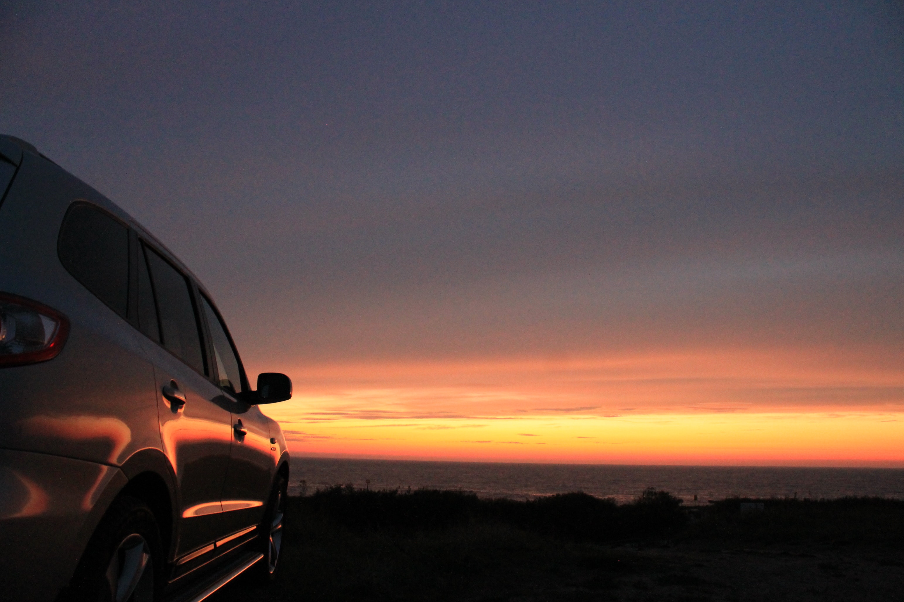 SUV ved solnedgangen